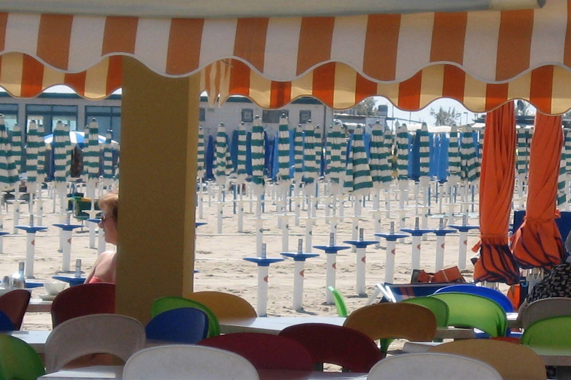 Hotel Atlantic Riviera Mare Misano Adriatico Exterior foto