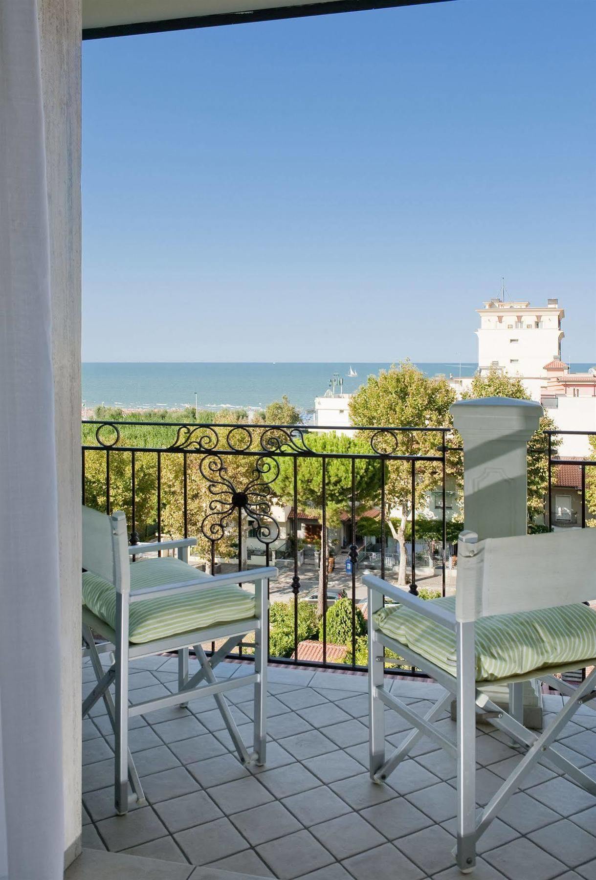 Hotel Atlantic Riviera Mare Misano Adriatico Exterior foto
